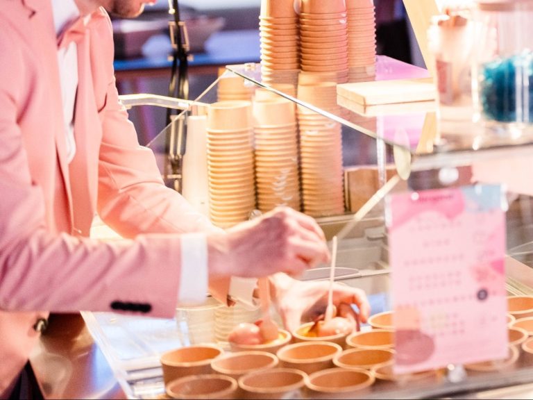 Kugel Glück Eventbuchung Person, die Eis am Eiswagen ausgibt